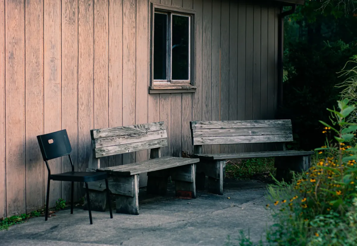 How to Build a Cedar Garden Bench for Small UK Gardens